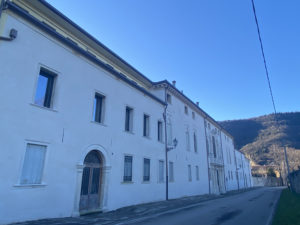 villa lungo strada